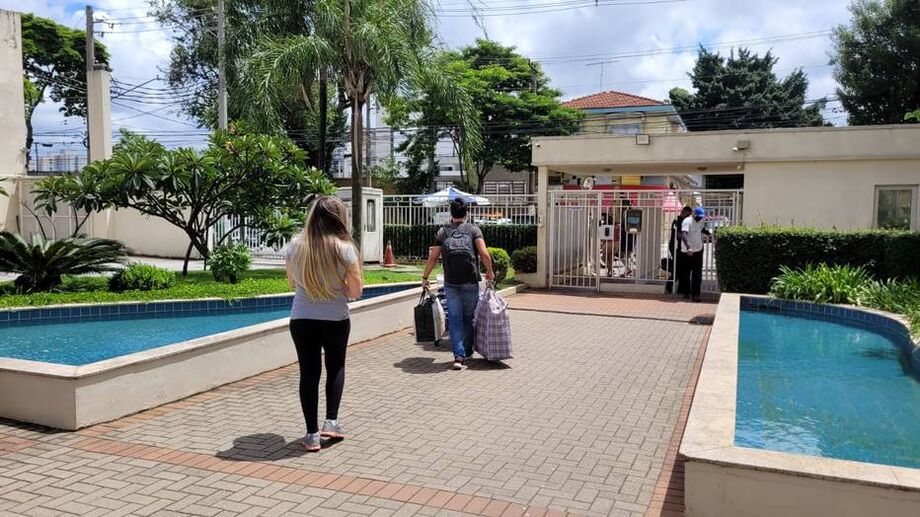 Moradores do condomínio Terrazza Marina, vizinho à cratera aberta na Marginal Tietê nesta terça-feira, 1º, deixam apartamentos após o acidente. Temor era de que água do rio pudesse atingir o prédio