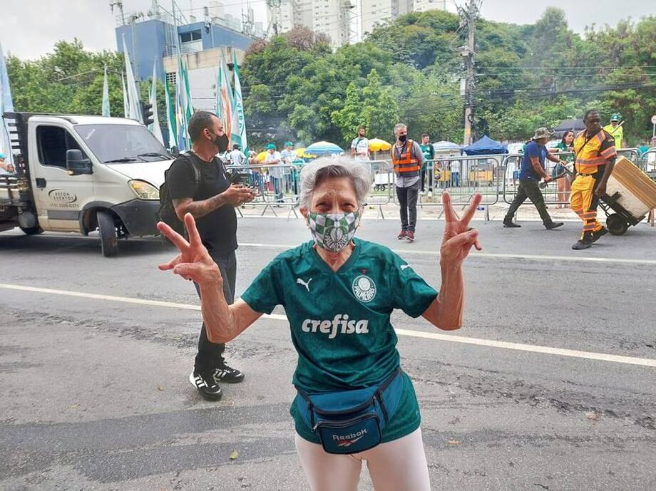 Dona Maria, torcedora do Palmeiras, acompanhou nesta quarta-feira o embarque da delegação para a disputa do Mundial de Clubes.