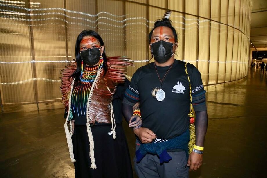 Daiara Tukano e Jaider Esbell (à dir.) na 34ª. Bienal de São Paulo, em 2021