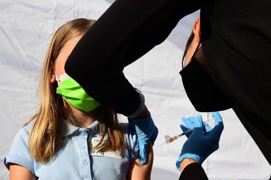 Criança recebe dose de vacina da Pfizer contra a covid-19 durante um evento escolar em Los Angeles, nos Estados Unidos, no dia 5 de novembro de 2021; imunizante é aplicado nesta faixa etária em mais de 40 países