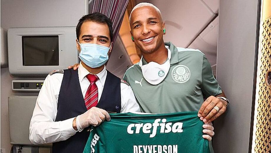 Deyverson posa ao lado de funcionário do avião que levou o Palmeiras a Abu Dabi.