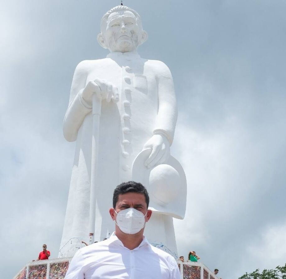 Moro posou em frente à estátua de Padre Cícero em Juazeiro do Norte, no Ceará