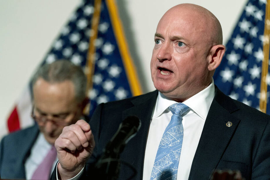 Senador Mark Kelly, do Arizona, disse que os preços da gasolina estão sobrecarregando o orçamento das famílias.