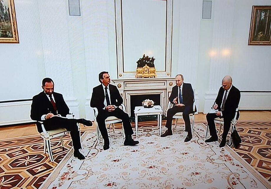 Encontro de Jair Bolsonaro e Vladimir Putin acompanhados de interpretes