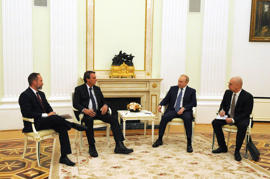 Presidente do Brasil, Bolsonaro se encontra com o líder russo, Putin, em Moscou em meio a tensões sobre invasão russa à Ucrânia.