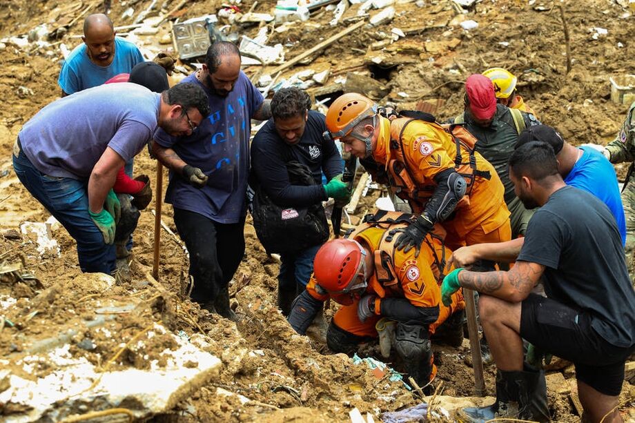 Bombeiros, policiais civis e voluntários trabalham na busca pelas vitimas da tragédia.