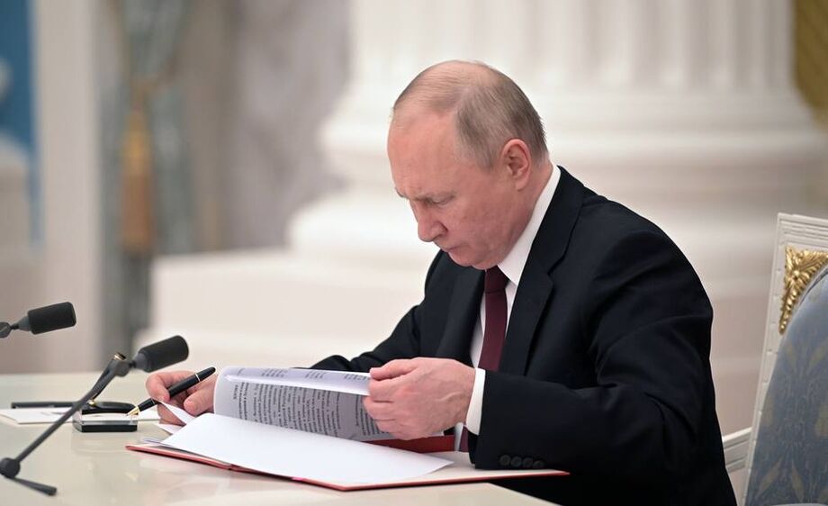 Vladimir Putin assina decreto que reconhece independência de regiões separatistas no leste da Ucrânia.
