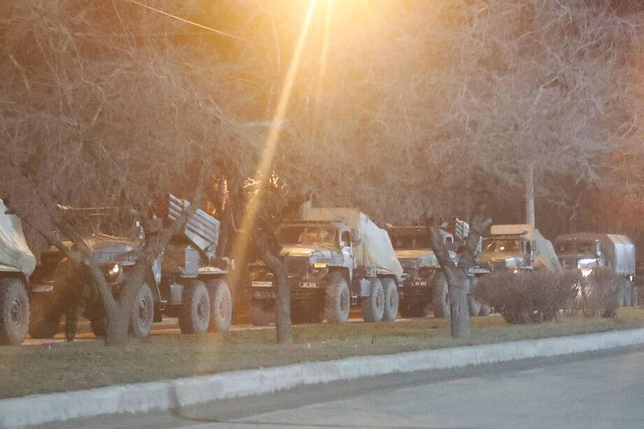 Veículos militares nas imediações da cidade de Donetsk, leste da Ucrânia, controlada por separatistas.