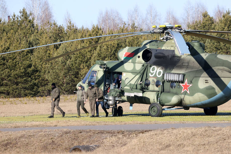 Ministro da Defesa da Ucrânia desembarca em Belarus para negociações com a Rússia nesta segunda-feira.