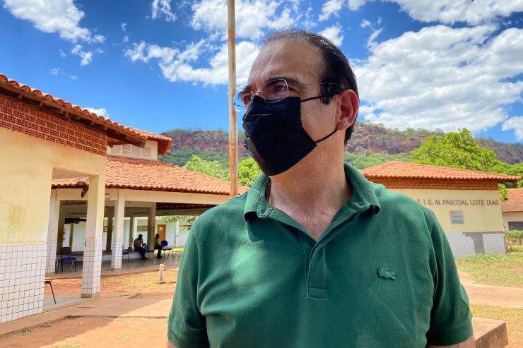 Deputado Felipe Orro durante agenda de trabalho e entrega de emendas na Escola Estadual Pacoal Leite Dias, na Aldeia Limão Verde