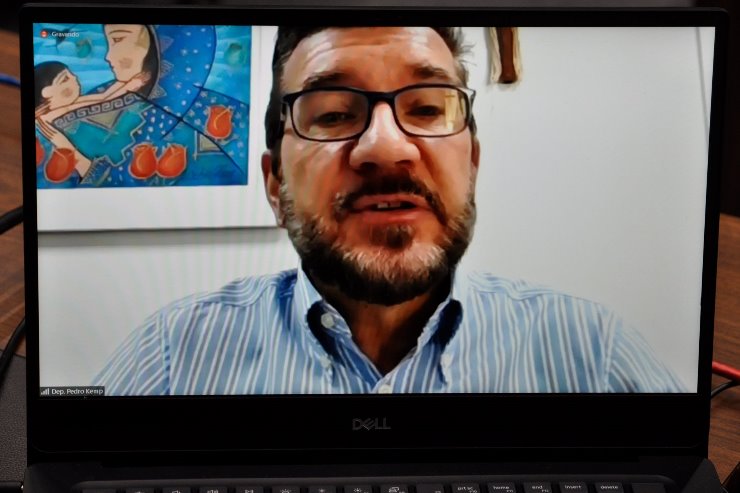 Enquanto vemos países discutindo para restringir produtos nocivos à saúde, aqui vamos na contramão, criticou Kemp