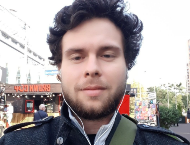 Ross comentou que muitas pessoas buscaram sair da cidade com medo da guerra