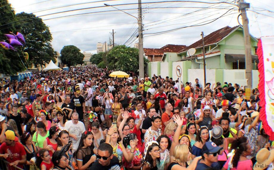 Tradicional, o Carnaval, costuma reunir milhares de pessoas nas ruas de cidades brasileiras.