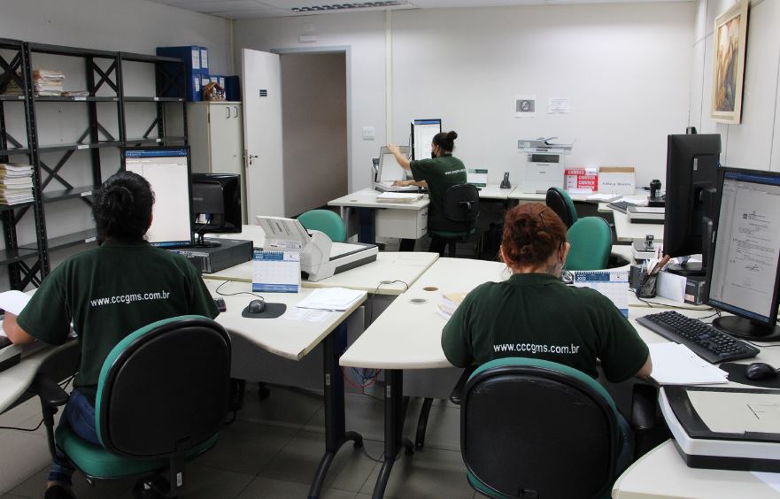 A equipe de cinco detentas que trabalham no apoio à digitalização do Fórum de Campo Grande ganhou reforço de mais 10 mulheres