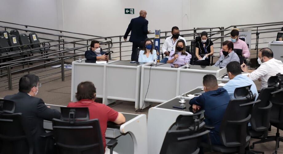Em reunião nesta manhã (17), a Comissão Permanente de Educação e Desporto da Câmara Municipal se reuniu com representantes do Poder Executivo para tratar do reajuste dos profissionais da educação