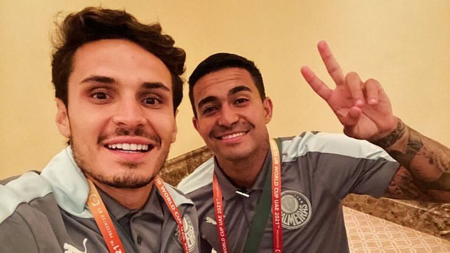 Raphael Veiga e Dudu posam para selfie após vitória no Mundial