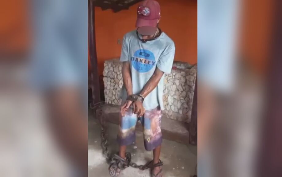 Um homem negro de 37 anos teve os pés, os pulsos e o pescoço acorrentado