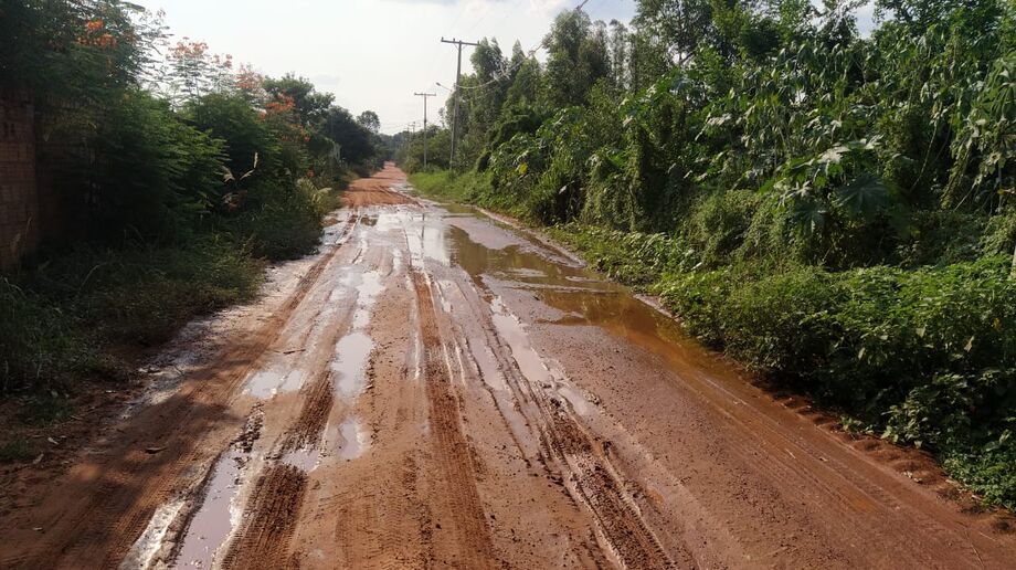 Vazamento afetou toda a estrada