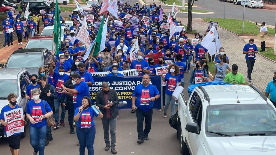 Mobilização dos professores contou com 300 pessoas