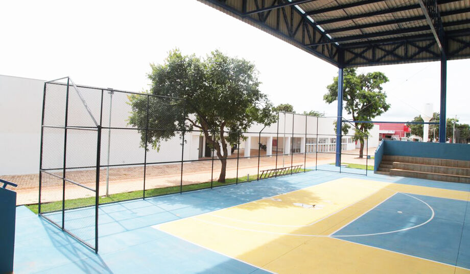 Nos dois canteiros de obras estão em andamento serviços de acabamento: pintura, instalação elétrica, colocação de piso entretravado no páti