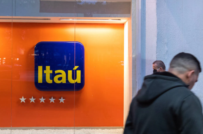O banco Itaú informou que o programa de demissão voluntária foi aberto para casos específicos de funcionários