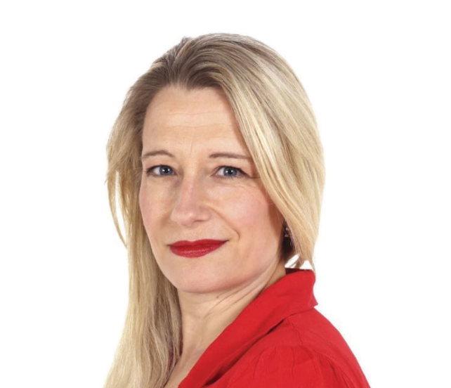 A escritora Lucy Adlington, autora do livro As Costureiras de Auschwitz