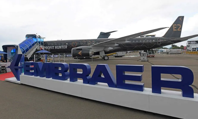Embraer expressa pesar após queda de avião modelo E190 no Cazaquistão, que deixou ao menos 30 mortos; investigações estão em andamento.