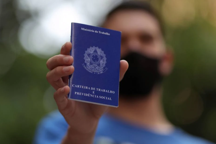 Carteira de Trabalho; dados do Caged podem ser revisados até um ano após novas demissões e contratações