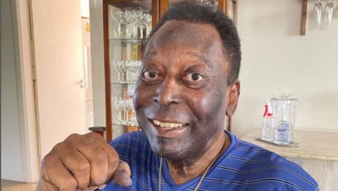 Com os punhos cerrados, Pelé publicou foto com novo visual após boatos sobre estado de saúde