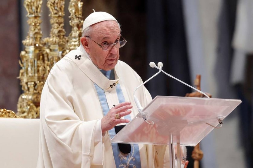 Papa Francisco pede paz durante missa na Basílica de São Pedro