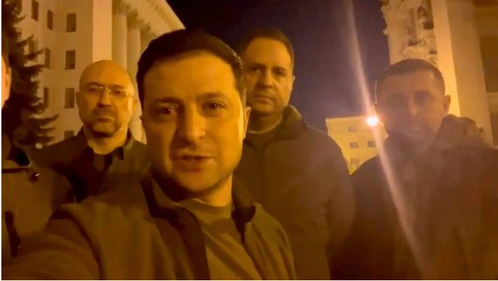 O presidente ucraniano, Volodmir Zelenski, caminha pelas ruas de Kiev durante invasão russa