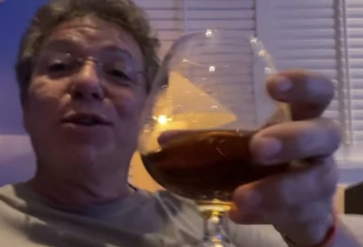 Boninho toma um drinque após dia difícil no 'Big Brother Brasil 22'