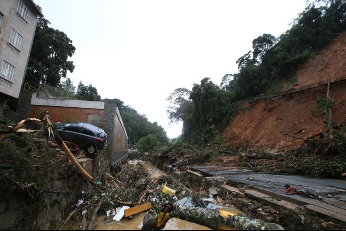 Barragem que deslizou no Rio Quintadinha, na Rua Washington Luiz, caminho do centro histórico da cidade de Petropólis
