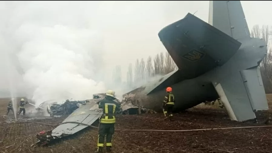 Equipes de resgate trabalham no local do acidente da aeronave Antonov das Forças Armadas da Ucrânia, que, de acordo com o Serviço de Emergência do Estado, foi abatido na região de Kiev, na Ucrânia