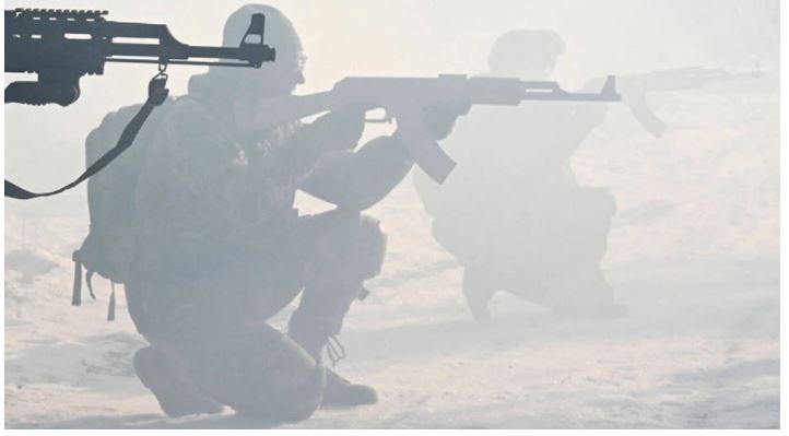 Soldados das Forças Armadas da Ucrânia participam de treinamento militar, em Kiev.
