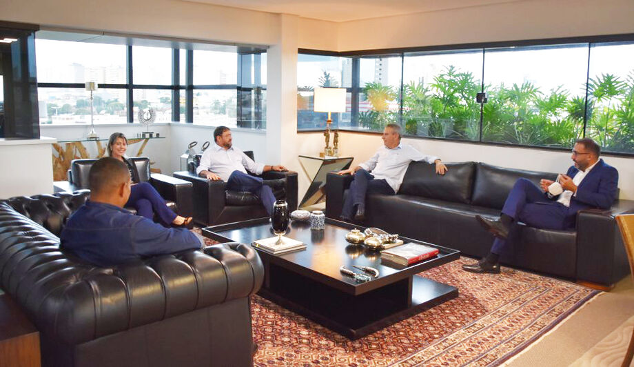 O presidente da FIEMS, Sérgio Longen, recebeu, nesta terça-feira (01º), a prefeita de Água Clara, Gerolina da Silva Alves, e o presidente da Assembleia Legislativa, Paulo Corrêa