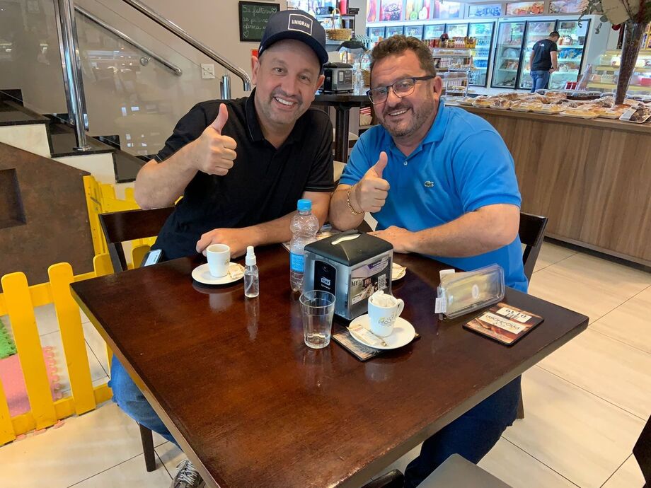 Waltinho e Laudir Munaretto durante café da manhã em Dourados
