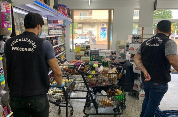 Procon autua supermercado na capital após encontrar diversos produtos vencidos durante fiscalização