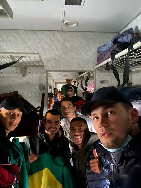 Jogadores brasileiros rumo á Romênia