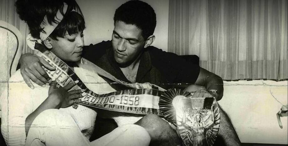 A cantora Elza Soares e o jogador Mané Garrincha no documentário 'Elza & Mané- Amor Em Linhas Tortas'.