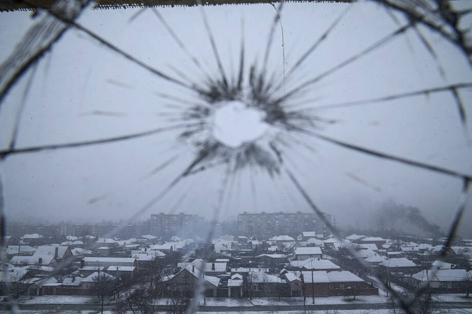 Após bombardeio em Mariupol, janela de hospital fica estilhaçada.