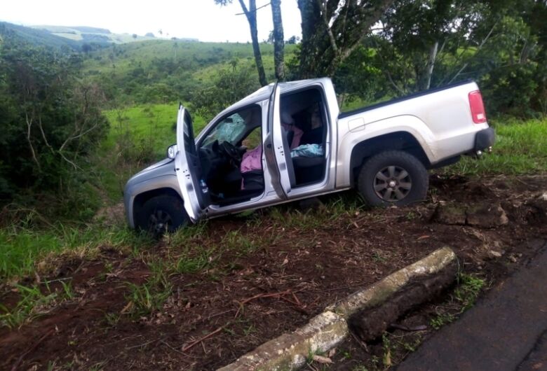 A caminhonete saiu da pista