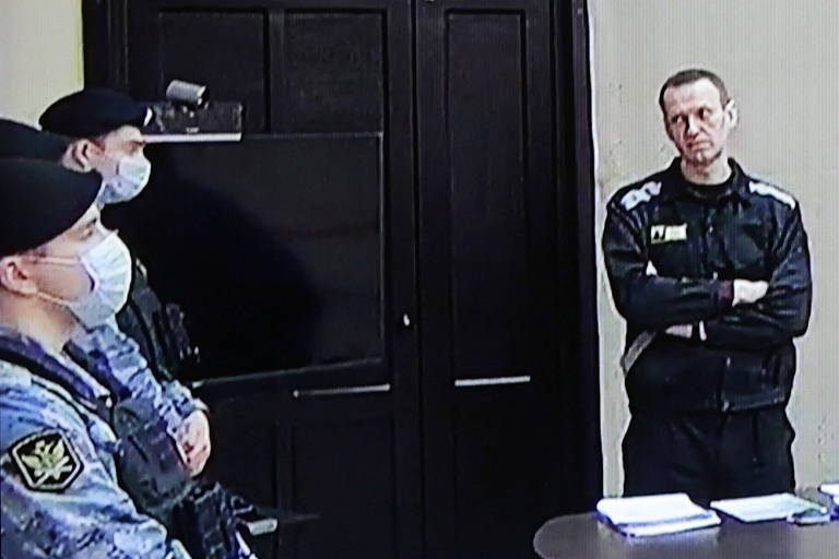 Um tribunal russo considerou Alexei Navalni - o principal opositor do presidente Vladimir Putin - culpado de fraude em larga escala e desacato nesta terça-feira, 22