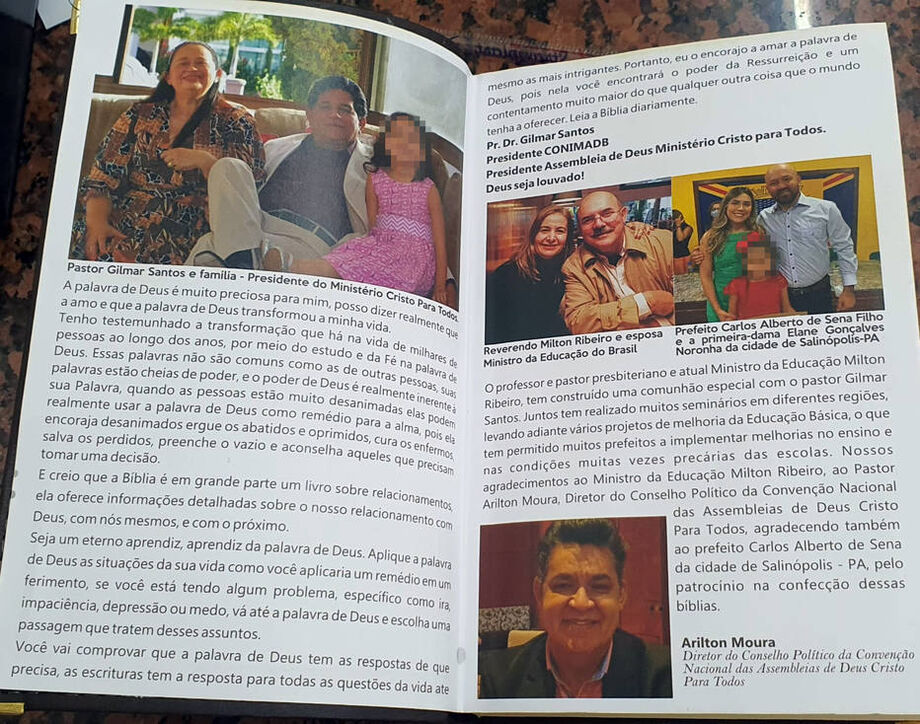 A Bíblia com as páginas das fotos que promovem o ministro e os pastores Arilton e Gilmar.