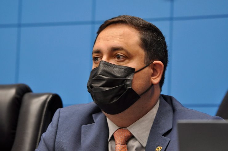 O deputado Marcio Fernandes está preocupados com os efeitos da exposição prolongada das crianças às tela digitais.