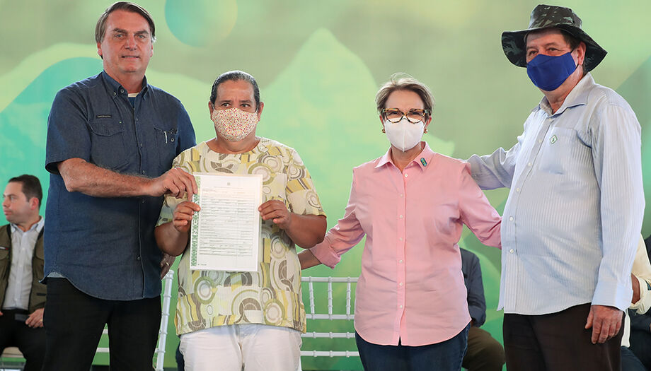Bolsonaro e Tereza Cristina entregando títulos no município de Terenos no ano passado