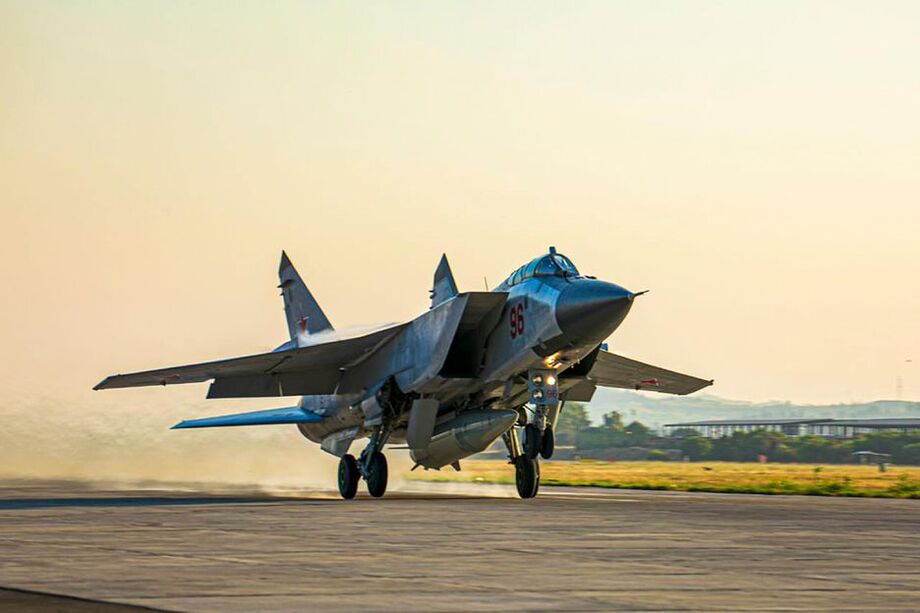 Caça MiG-31 russo carrega míssil Kinzhal em vase aérea na Síria, em junho de 2021; arma foi usada na Ucrânia.