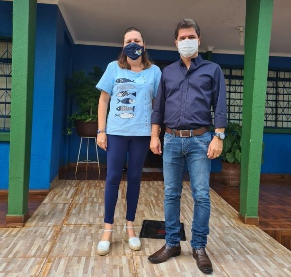 Prefeito Marcos Calderan e a secretária de educação Carolina Souza durante visita as escolas da REME