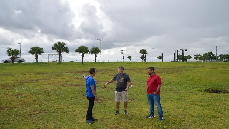 O prefeito Marquinhos Trad , acompanhado do presidente da Fundação Municipal de Esportes, Odair Sereno, visitou uma das áreas já definidas.