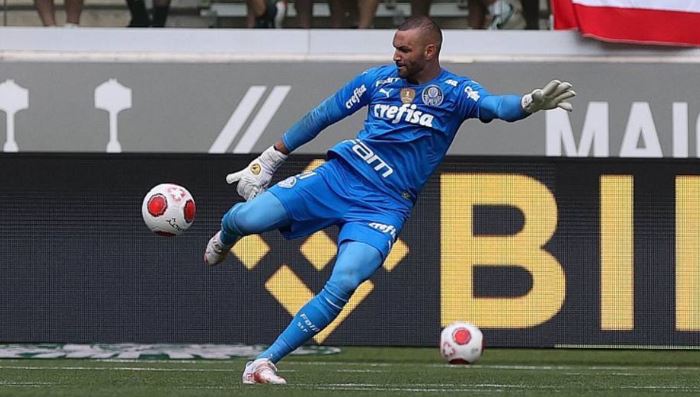 Weverton em ação no jogo entre Palmeiras e Guarani pelo Paulistão 2022